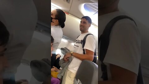 🤣 E esse torcedor do Timão mandando um "Vai Corinthians" no avião para o Calleri?