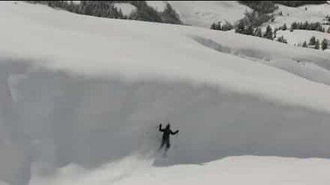 Esquiador se choca contra parede de neve