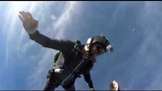 Fallskärmshoppare för high five på 3000 meters höjd!