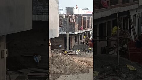 Brick Ko Second Floor पर लगा रहे Hai | Construction Video #construction #constructionsite #shorts