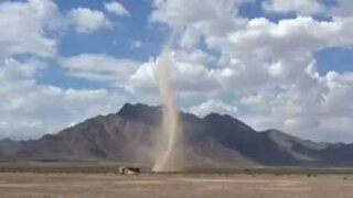 Impressionnante tornade dans le désert de Mojave