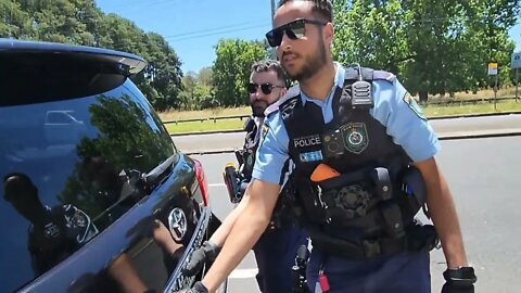 Police struggle to open the Landcruiser 🤣