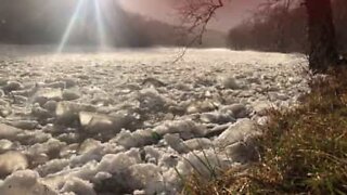 Hel flod fryser till is i USA
