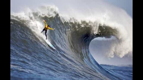 ナザレの恐ろしい巨大な波に直面したサーファー