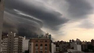 Nuvem cúmulo-nimbo filmada em time-lapse na Argentina