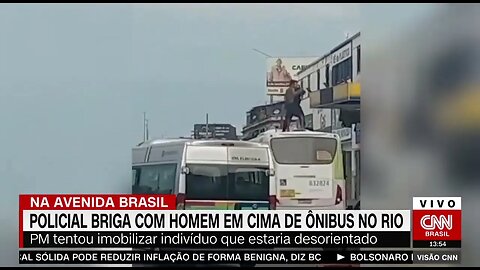 Policial briga com homem em cima de ônibus no RJ | VISÃO CNN @shortscnn
