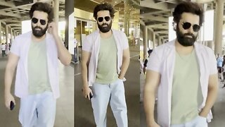 Craziest Fan Moment Of South Superstar Ram Pothineni At Mumbai Airport | Fans Gone Crazy For Selfie