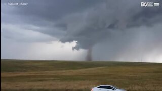 Homem capta tornado e relâmpago simultaneamente em Wyoming