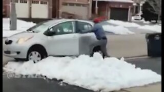Un voleur reste coincé dans la neige en voulant fuir