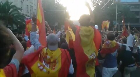 Más de 3 mil de Jóvenes cantan 'En pie si eres español' hasta la Guardia Civil (Barcelona)