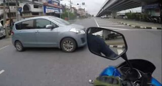 Motorcyclist has to think quick in order to prevent serious collision
