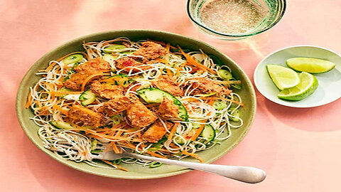 rice noodle salad with peanut butter tempeh