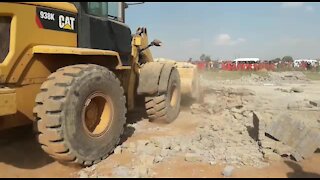 SOUTH AFRICA - Johannesburg - Land grabs in Lenesia (videos) (5Xo)