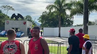 Torcida do Flamengo xingando Gabigol no Ninho do Uribu