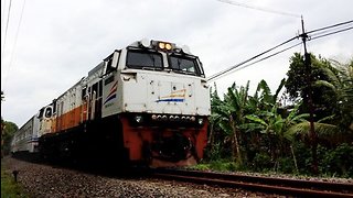Kereta Api MALIOBORO EKSPRES Lokomotif CC 206 13 86 Melintas di Ketanon Tulungagung