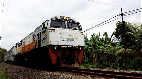 Kereta Api MALIOBORO EKSPRES Lokomotif CC 206 13 86 Melintas di Ketanon Tulungagung