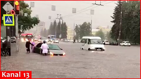 Heavy rains cause floods in Russia’s Novokuznetsk city - Cars, streets are submerged under water