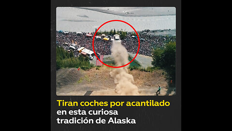 Lanzan coches desde a un barranco en esta insólita tradición anual en Alaska