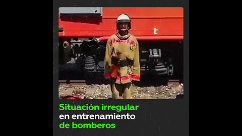 Bombero hace caer a colega con una manguera