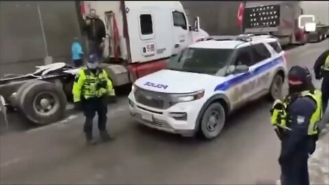 🇨🇦 🇨🇦 OTTAWA POLiCE 🚔STEALiNG MORE FUEL ⛽️ FROM TRUCKER CONVOY