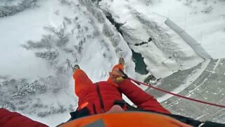 Utroligt hop fra en frossen dæmning i de franske alper