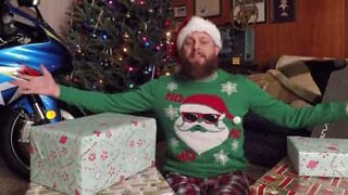 Uomo canta canzoni di Natale al contrario!