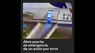 Pasajera abre puerta de emergencia de avión por error