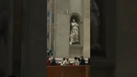 Primeros peregrinos que entran a la Basílica de San Pedro para despedirse de Benedicto XVI