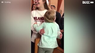 Søt jente gir klem til folk i en kirke i Oklahoma
