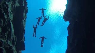 Mergulhadores nadam entre continentes