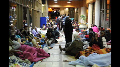 SOUTH AFRICA - Cape Town - Refugees and asylum seekers camp outside UN High Commissioner for Refugees (UNHCR) offices (Video) (dJK)