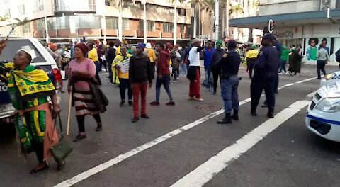 Despite several arrests, Durban mayor Gumede's supporters regroup and resume protest (dGq)