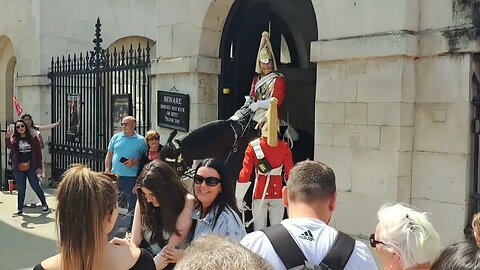 Kings guard narrowly avoids bumping in to tourist's #horseguardsparade