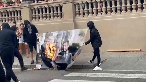 El independentismo queman una gigante foto de Aragonès (ERC) y Sánchez (PSOE) durante la Diada