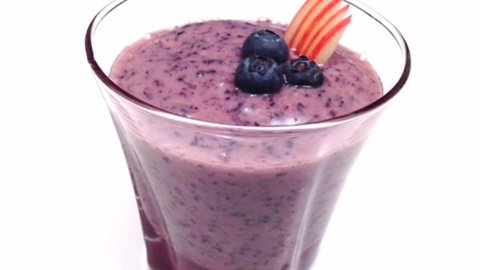 How to quickly make a blueberry and banana smoothie
