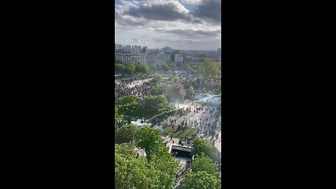 Chuck Callesto - JUST IN： massive protests continue in Paris, France....