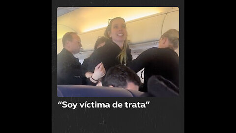 Mujer alerta a pasajeros con sus gritos en un vuelo