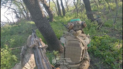 Ukraine Close Quarter combat footage battle : Ukranian soldier gets shot during trench Battle