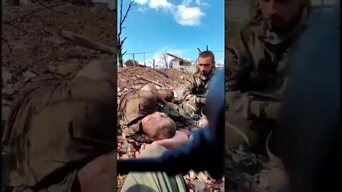 Soldiers of the RF Armed Forces pull out their wounded soldiers.