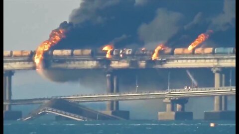 Una fuerte explosión hace colapsar el puente que une a Rusia con Crimea