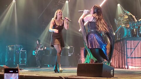 Evanescence with Lzzy Hale in Houston song Heavy Linkin (Park Cover)