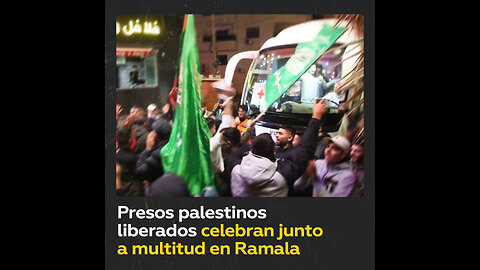 Presos palestinos liberados celebran junto a una multitud en las calles de Ramala