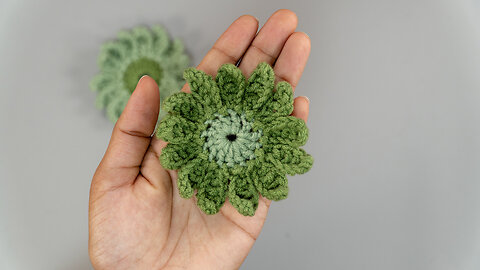 I Started Learning to Crochet - EASY CROCHET FLOWER