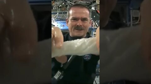 ¿Qué sucede cuando aprietas una toalla mojada en el espacio?