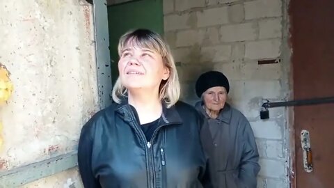 CAUGHT IN THE BLAST: interview w/ locals cut short by DEAFENING Ukrainian artillery in Severodonetsk