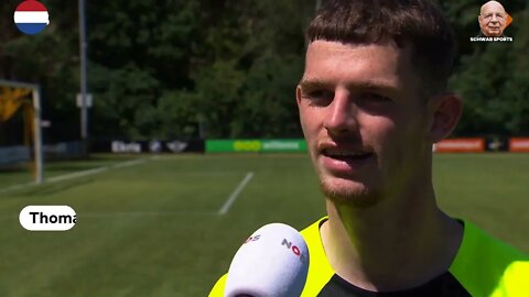 Thomas Letsch begint met veel jeugdspelers aan de eerste training van Vitesse.