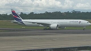 Boeing 777-300ER PT-MUI pousa em Manaus vindo de Guarulhos,Boeing 737 MAX 8 PR-XME vindo de Brasília