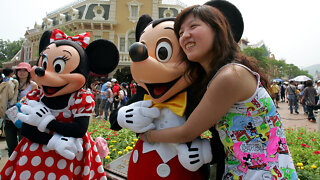 Disney World to resume character meet-and-greets