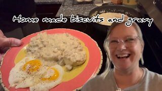 Mom‘s recipe for biscuits and gravy #2ingredientesbiscuits #hedgehogshomestead ￼
