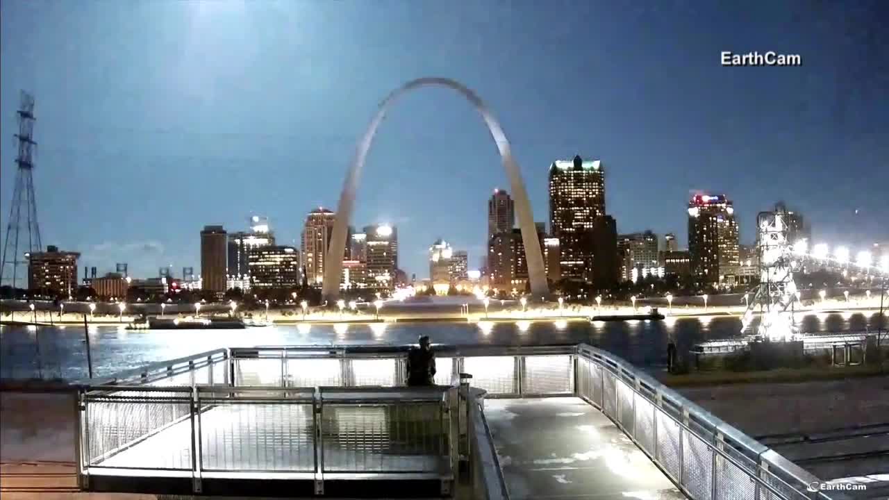 Meteor streaks across St. Louis sky